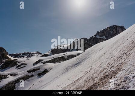Arrampicarsi su una pendenza ripida Foto Stock