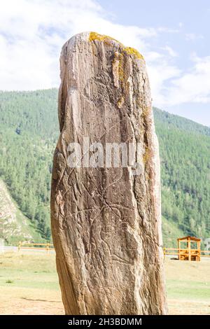 Monumento di attività antica - pietra di cervo o pietra di Olenny Adyr-Kanin la Repubblica Altai. La pietra si alza per strada in libero accesso a tutti, gli autori sono morti Foto Stock