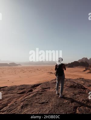 Ragazza che guarda il deserto a Wadi Rum Foto Stock