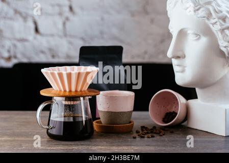 caffettiera con caffè sul tavolo Foto Stock