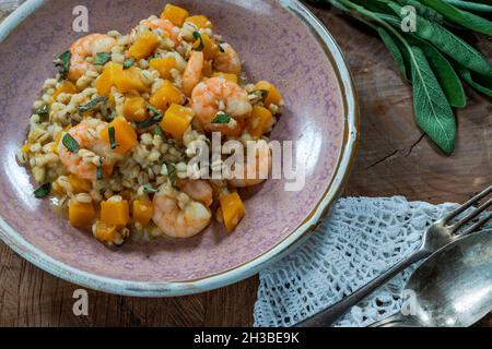 Risotto di orzo perlato con gamberi re, zucca di butternut e salvia Foto Stock