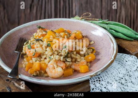 Risotto di orzo perlato con gamberi re, zucca di butternut e salvia Foto Stock