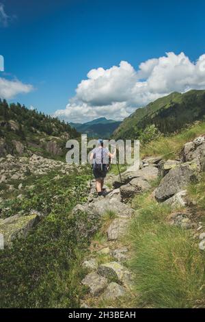 Escursionisti in un paesaggio di montagna nei Pirenei Foto Stock