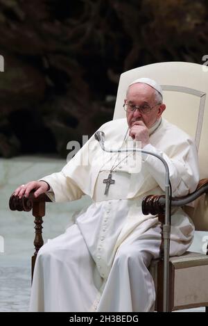 Stato della Città del Vaticano, Santa sede. 27 ottobre 2021. PAPA FRANCESCO durante l'udienza generale del mercoledì nella sala Paolo VI in Vaticano. (Credit Image: © Evandro Inetti/ZUMA Press Wire) Foto Stock