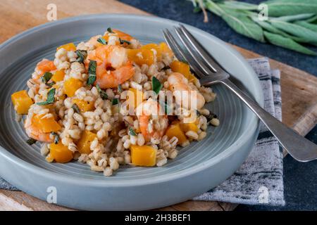 Risotto di orzo perlato con gamberi re, zucca di butternut e salvia Foto Stock