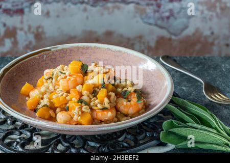 Risotto di orzo perlato con gamberi re, zucca di butternut e salvia Foto Stock