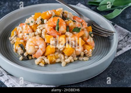 Risotto di orzo perlato con gamberi re, zucca di butternut e salvia Foto Stock