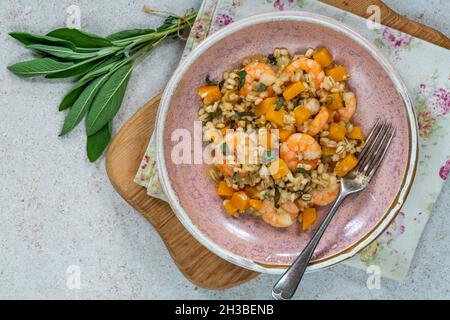 Risotto di orzo perlato con gamberi re, zucca di butternut e salvia - vista dall'alto Foto Stock