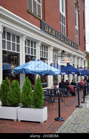Salem, Massachusetts, Stati Uniti. Un ristorante e bar locale con posti a sedere all'aperto soddisfa l'afflusso di turisti a Salem. Foto Stock