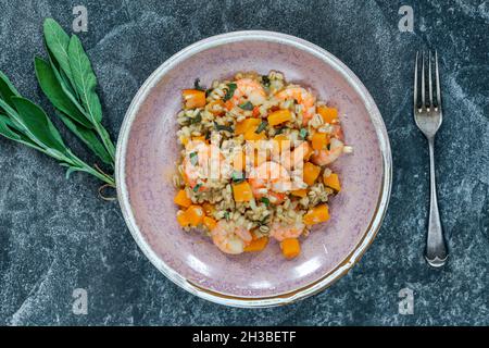 Risotto di orzo perlato con gamberi re, zucca di butternut e salvia - vista dall'alto Foto Stock