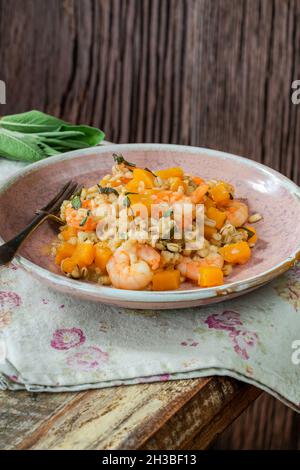 Risotto di orzo perlato con gamberi re, zucca di butternut e salvia Foto Stock