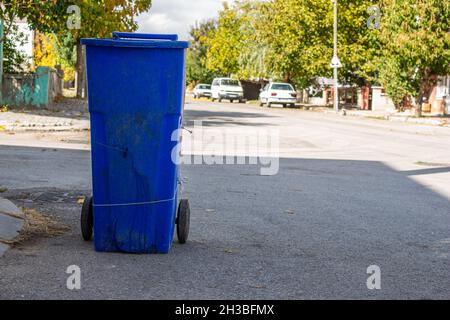 Cestino di rifiuti blu, vecchio cestino di rifiuti sulla strada. Foto Stock