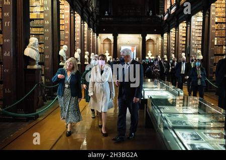 Dublino, Irlanda. 27 ottobre 2021. Il presidente federale Frank-Walter Steinmeier e sua moglie Elke Büdenbender (2° da destra) visitano la biblioteca del Trinity College. Il Presidente Steinmeier e sua moglie sono in visita di Stato di tre giorni in Irlanda. Credit: Bernd von Jutrczenka/dpa/Alamy Live News Foto Stock