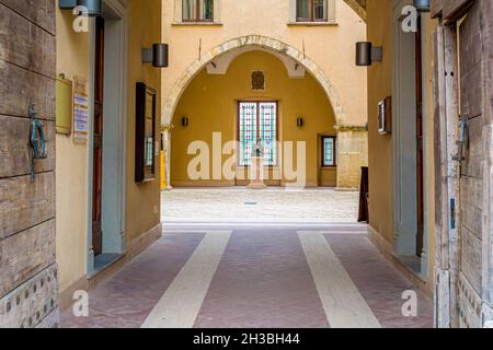 Strade e vicoli nel centro storico di Atri, perla medievale nei pressi di Teramo Abruzzo Italia Foto Stock