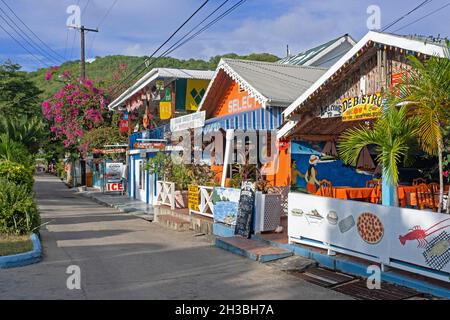 Strada principale con negozi colorati e ristoranti nella capitale Port Elizabeth sull'isola Bequia, Saint Vincent e Grenadine, Caraibi Foto Stock