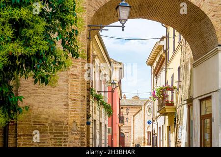Strade e vicoli nel centro storico di Atri, perla medievale nei pressi di Teramo Abruzzo Italia Foto Stock