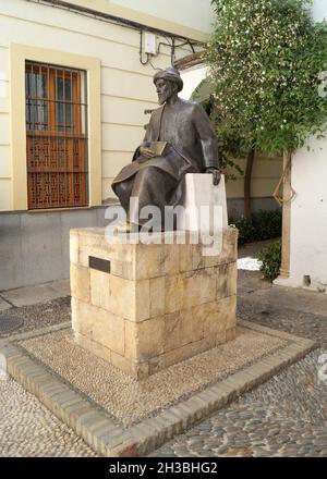 Monumento a Mosè ben Maimon, comunemente noto come Maimonide, medico e filosofo ebraico, nato in città nel 1138, Cordoba, Andalusia, Spagna Foto Stock