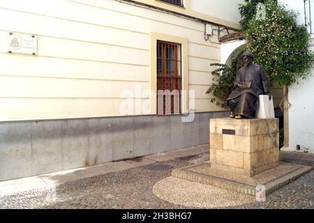 Monumento a Mosè ben Maimon, comunemente noto come Maimonide, medico e filosofo ebraico, nato in città nel 1138, Cordoba, Andalusia, Spagna Foto Stock