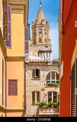 Strade e vicoli nel centro storico di Atri, perla medievale nei pressi di Teramo Abruzzo Italia Foto Stock