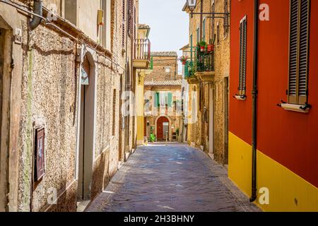 Strade e vicoli nel centro storico di Atri, perla medievale nei pressi di Teramo Abruzzo Italia Foto Stock