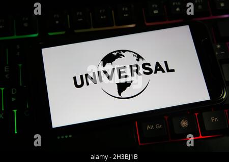 Viersen, Germania - 9 giugno. 2021: Primo piano dello schermo del telefono mobile con la scritta del logo della società di produzione di film Universal Studios sulla tastiera del computer Foto Stock