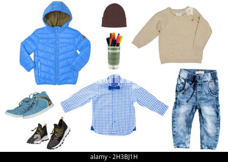 Collage set di abbigliamento autunnale ragazzo isolato su sfondo bianco. Pantaloni o pantaloni in denim, scarpe, giacca impermeabile, pullover, camicia e maglione Foto Stock