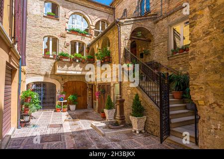 Strade e vicoli nel centro storico di Atri, perla medievale nei pressi di Teramo Abruzzo Italia Foto Stock