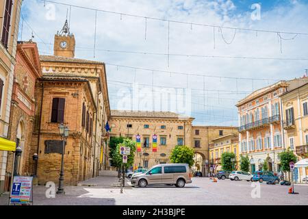 Piazza nel centro storico di Atri, perla medievale nei pressi di Teramo Abruzzo Italia Foto Stock