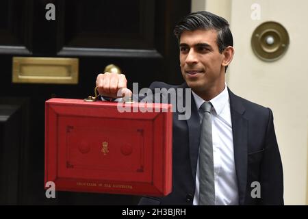 Londra, Regno Unito. 27 ottobre 2021. Rishi Sunak, (Cancelliere dello scacchiere), lascia il 11 Downing Street, prima di consegnare il bilancio alla Camera dei Comuni di Londra. Credit: SOPA Images Limited/Alamy Live News Foto Stock