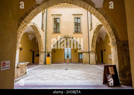 Strade e vicoli nel centro storico di Atri, perla medievale nei pressi di Teramo Abruzzo Italia Foto Stock