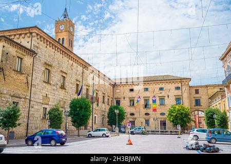 Piazza nel centro storico di Atri, perla medievale nei pressi di Teramo Abruzzo Italia Foto Stock