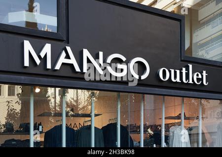 VALENCIA, SPAGNA - 26 OTTOBRE 2021: Mango è un'azienda spagnola di progettazione e produzione di abbigliamento Foto Stock