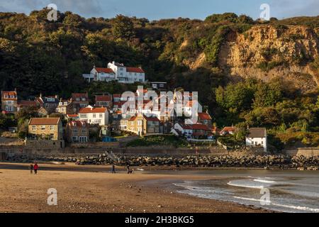 Le ripide case bianche di Runswick Bay a bassa marea nel North York Moors National Park, Yorkshire, Inghilterra Foto Stock