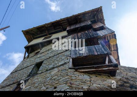 Vecchie case tradizionali nel villaggio Revival di Kovachevitsa, Bulgaria. Vecchio villaggio di Rhodope. Foto Stock