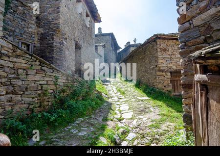 Vecchie case tradizionali nel villaggio Revival di Kovachevitsa, Bulgaria. Vecchio villaggio di Rhodope. Foto Stock