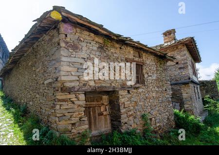 Vecchie case tradizionali nel villaggio Revival di Kovachevitsa, Bulgaria. Vecchio villaggio di Rhodope. Foto Stock