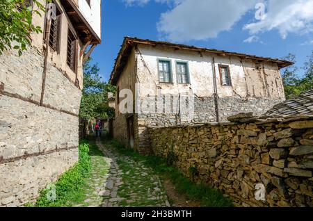 Vecchie case tradizionali nel villaggio Revival di Leshten, Bulgaria. Vecchio villaggio di Rhodope. Foto Stock