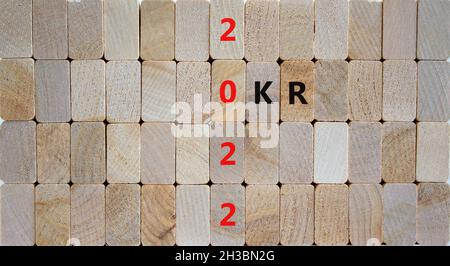 OKR, simbolo obiettivi e risultati chiave. Blocchi di legno con le parole 'OKR 2022' su uno splendido sfondo di legno. Business, OKR 2022, obiettivi e obiettivi chiave Foto Stock