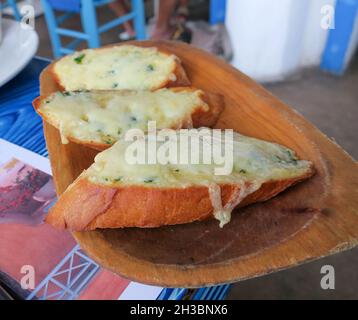 Crostini di pane bianco con burro, erbe e formaggio fuso per la zuppa come complimento dallo chef in una delle taverne di Ayia Napa Cipro Foto Stock