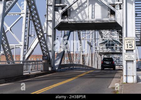 Duluth, Minnesota - 6 ottobre 2021: Ponte aereo a Duluth, mentre le auto passano sopra il ponte Foto Stock