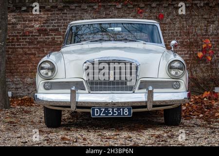 BRUMMEN, OLANDA - 23 ottobre 2021: Lo Studebaker Gran Turismo Hawk fu un grande coupé da turismo venduto dai motori Studebaker tra il 1962 e il 1964 Foto Stock