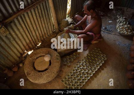 A diya, diyo, deya, divaa, deepa, deep, o profondo è una lampada ad olio di solito fatta di argilla, con uno stoppino di cotone immerso in ghee o oli vegetali. Diyas sono nativi del subcontinente indiano spesso utilizzati in hindu, Sikh, buddisti, Jain e Zoroastriani festival religiosi come Diwali o la cerimonia di Kushti. Agartala, India. Foto Stock