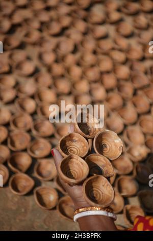 A diya, diyo, deya, divaa, deepa, deep, o profondo è una lampada ad olio di solito fatta di argilla, con uno stoppino di cotone immerso in ghee o oli vegetali. Diyas sono nativi del subcontinente indiano spesso utilizzati in hindu, Sikh, buddisti, Jain e Zoroastriani festival religiosi come Diwali o la cerimonia di Kushti. Agartala, India. Foto Stock