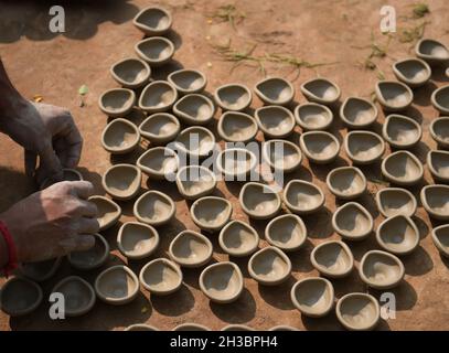 A diya, diyo, deya, divaa, deepa, deep, o profondo è una lampada ad olio di solito fatta di argilla, con uno stoppino di cotone immerso in ghee o oli vegetali. Diyas sono nativi del subcontinente indiano spesso utilizzati in hindu, Sikh, buddisti, Jain e Zoroastriani festival religiosi come Diwali o la cerimonia di Kushti. Agartala, India. Foto Stock