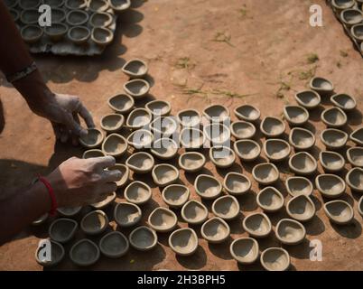 A diya, diyo, deya, divaa, deepa, deep, o profondo è una lampada ad olio di solito fatta di argilla, con uno stoppino di cotone immerso in ghee o oli vegetali. Diyas sono nativi del subcontinente indiano spesso utilizzati in hindu, Sikh, buddisti, Jain e Zoroastriani festival religiosi come Diwali o la cerimonia di Kushti. Agartala, India. Foto Stock