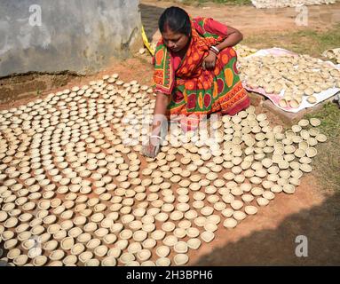 A diya, diyo, deya, divaa, deepa, deep, o profondo è una lampada ad olio di solito fatta di argilla, con uno stoppino di cotone immerso in ghee o oli vegetali. Diyas sono nativi del subcontinente indiano spesso utilizzati in hindu, Sikh, buddisti, Jain e Zoroastriani festival religiosi come Diwali o la cerimonia di Kushti. Agartala, India. Foto Stock