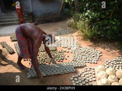 A diya, diyo, deya, divaa, deepa, deep, o profondo è una lampada ad olio di solito fatta di argilla, con uno stoppino di cotone immerso in ghee o oli vegetali. Diyas sono nativi del subcontinente indiano spesso utilizzati in hindu, Sikh, buddisti, Jain e Zoroastriani festival religiosi come Diwali o la cerimonia di Kushti. Agartala, India. Foto Stock