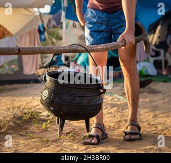 poyke pot. cucina cauldron fuoco. preparazione del cibo all'aperto sul fuoco. sparato in israele vicino alla spiaggia di hedera olga. yummy. cibo confortante. Foto Stock