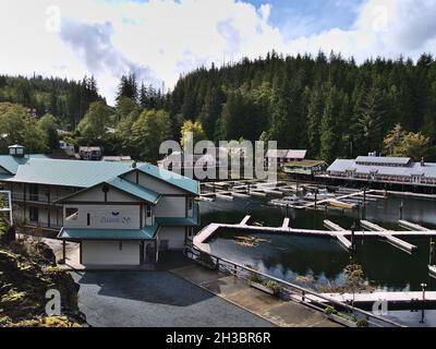 Vista del piccolo villaggio Telegraph Cove sulla costa orientale dell'isola di Vancouver in autunno (fuori stagione) con edifici su palafitte e porto. Foto Stock