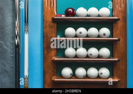 Scaffale con palline bianche e attrezzature da biliardo. Foto Stock